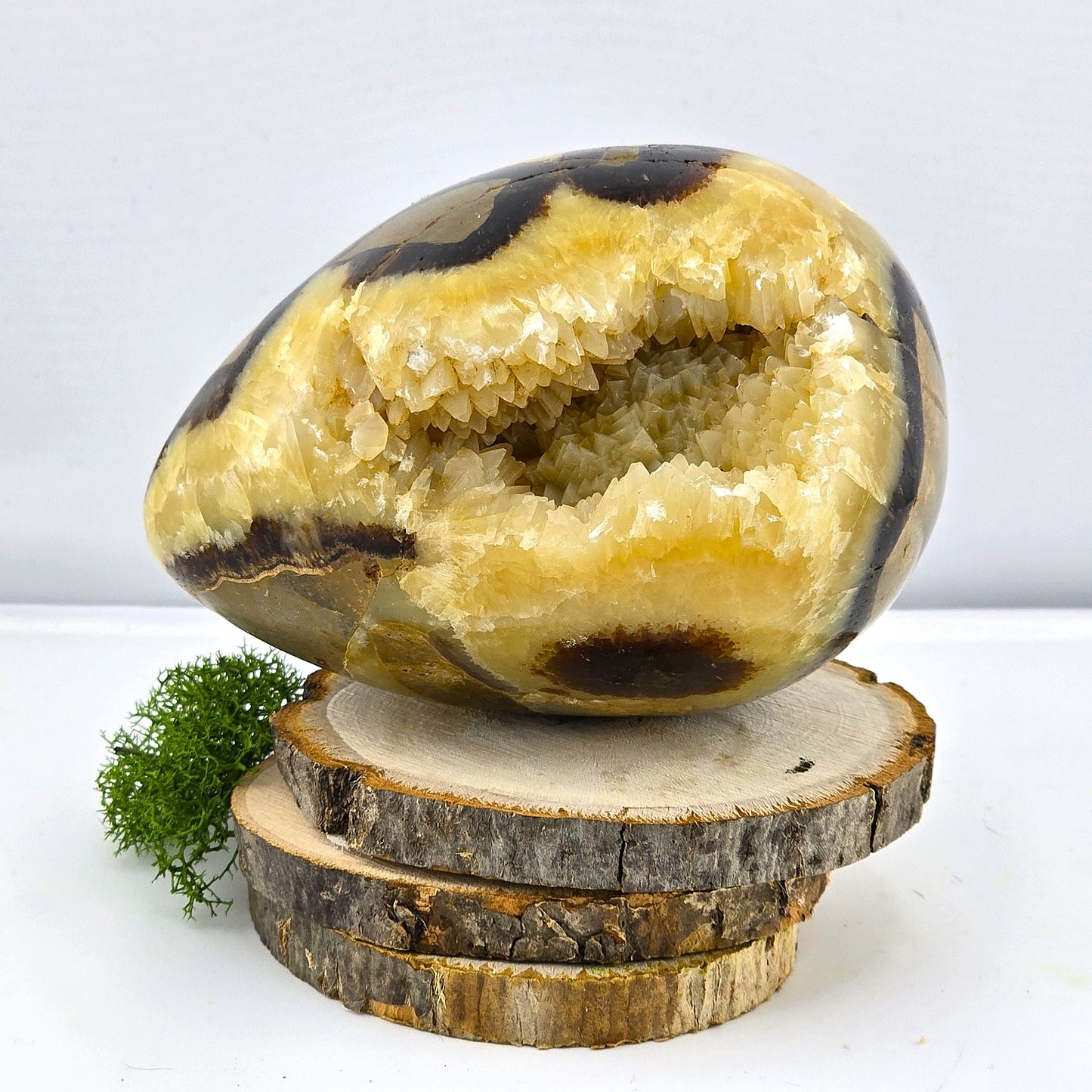 Aligned with Earth – Exclusive Crystal SCULPTURES & THINGS - Item AP