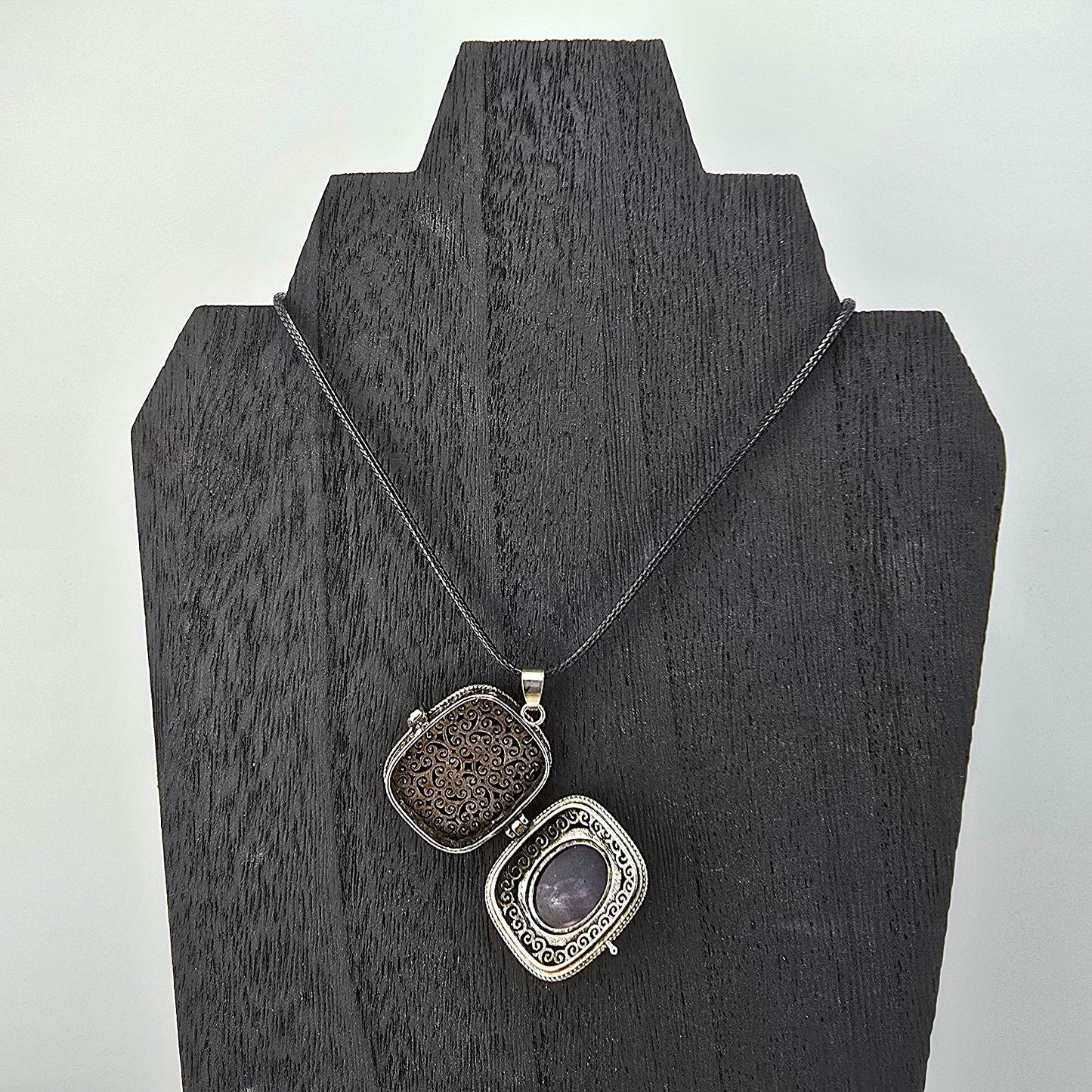 Glimmering PART 3 - Crystal NECKLACE & PENDANT (Silver / Yellow Metal) – Item AZ
